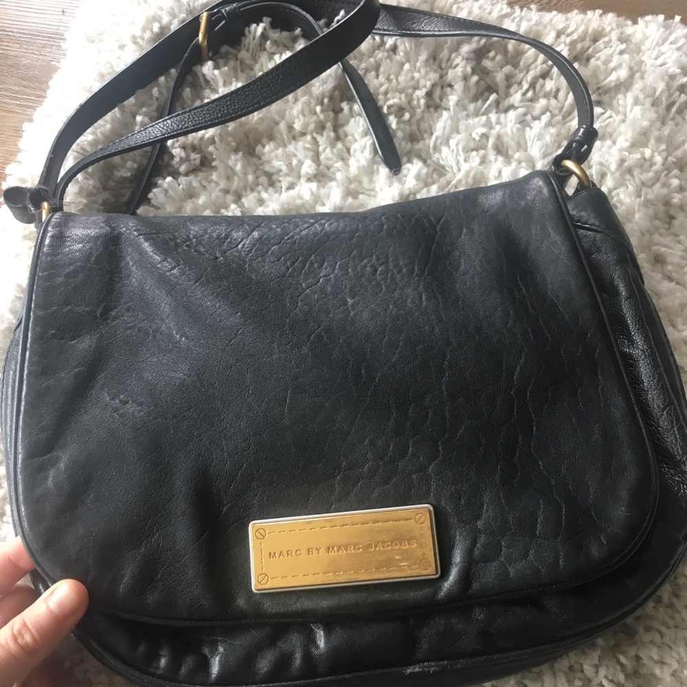 Black, medium Marc Jacobs purse w/crossbody strap